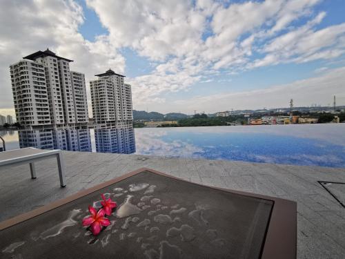 史里肯邦安Astetica Residences 200mbps Wifi Netflix的坐在阳台上桌子上的一个花