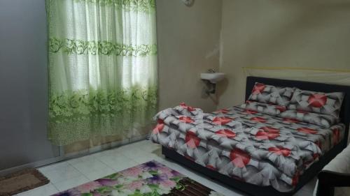 1 dormitorio con cama y ventana en INAP DESA ABYKAMSHAR en Merlimau