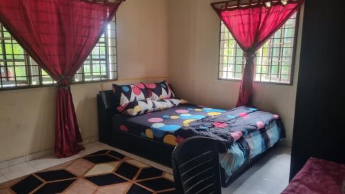 um quarto com uma cama num quarto com janelas em INAP DESA ABYKAMSHAR em Merlimau