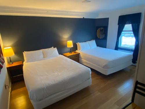 Una cama o camas en una habitación de Bromley View Inn