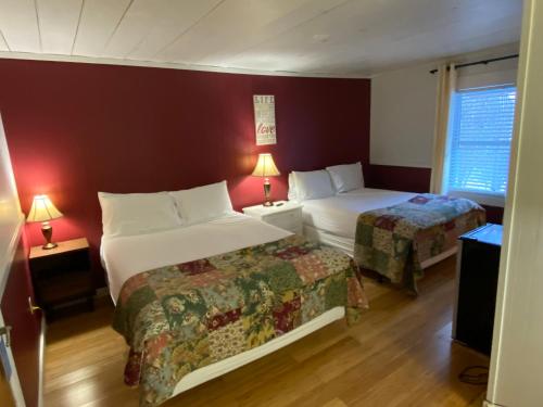 Una cama o camas en una habitación de Bromley View Inn