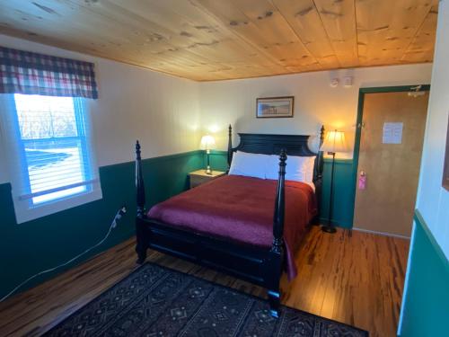Una cama o camas en una habitación de Bromley View Inn