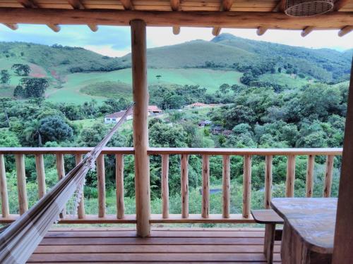 a balcony with a view of the mountains at Hospedagem Colinas Chalé 2 in Aiuruoca