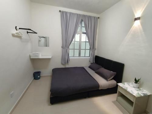 Schlafzimmer mit einem Bett und einem Fenster in der Unterkunft Dream 2 in Cameron Highlands