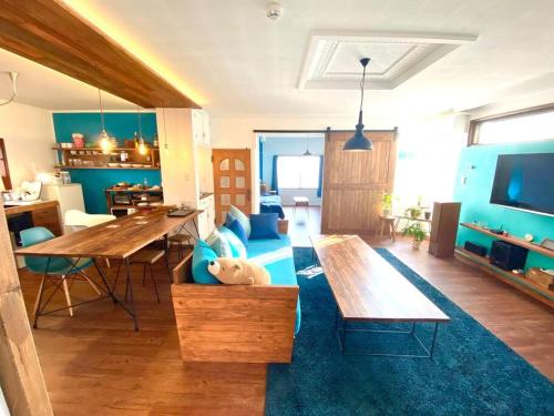 a living room with a table and a dining room at Poroto Base ウポポイまで徒歩2分 in Shiraoi