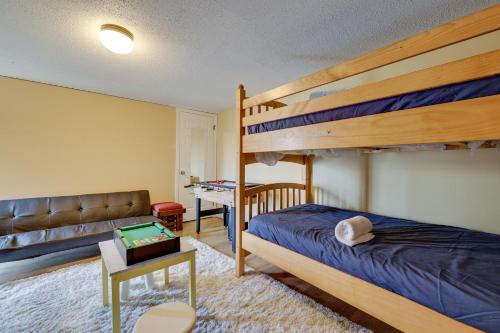 ein Schlafzimmer mit einem Etagenbett und einem Sofa in der Unterkunft Pocono Paradise 143, NEW 4bd, Tannersville, Camelback, Kalahari in Tannersville