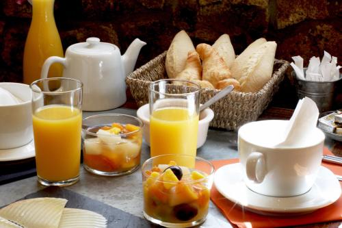 Opțiuni de mic dejun disponibile oaspeților de la Hôtel Le Trinquet
