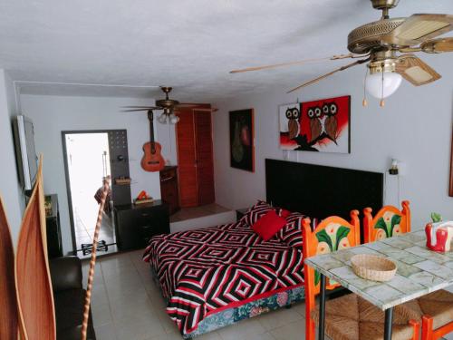 ein Schlafzimmer mit einem Bett und einem Tisch mit einem Esszimmer in der Unterkunft ¡Confortable y Privado! - Ubicado en Av. principal in Guadalajara