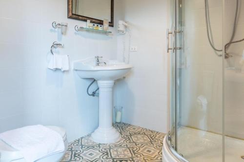 ห้องน้ำของ Villa Malinee Khao Yai 6 Bedrooms Italian Private Villa
