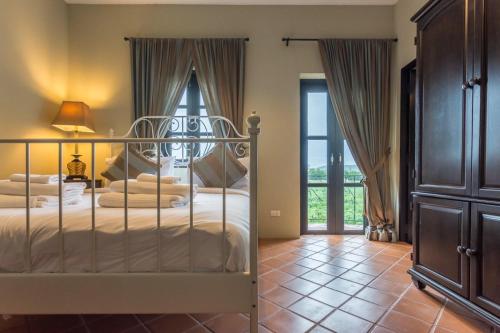 เตียงในห้องที่ Villa Malinee Khao Yai 6 Bedrooms Italian Private Villa