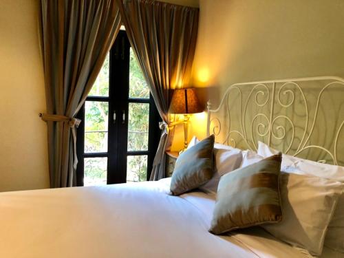 เตียงในห้องที่ Villa Malinee Khao Yai 6 Bedrooms Italian Private Villa