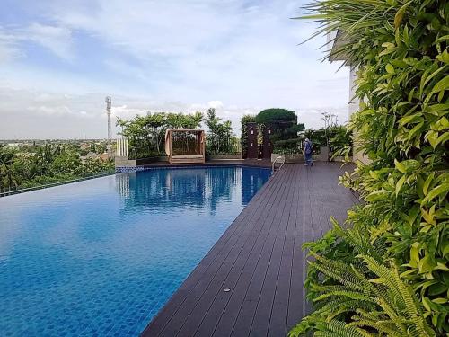 Bazén v ubytování Apartement Springwood By LiviRooms Tangerang nebo v jeho okolí