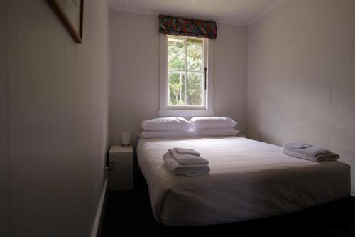 Tempat tidur dalam kamar di Muriwai Lodge