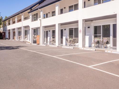 an empty parking lot in front of a building at Tower Motel Marysville in Marysville