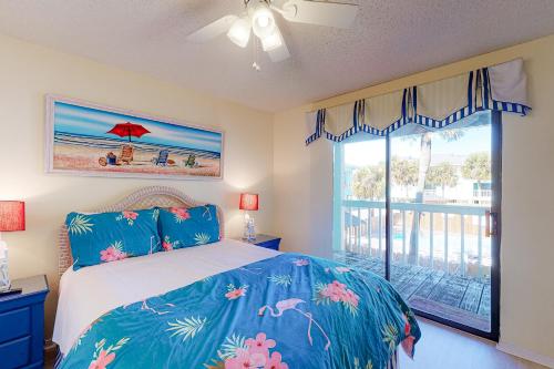 een slaapkamer met een bed en een groot raam bij Lani Kai Condos in Gulf Shores