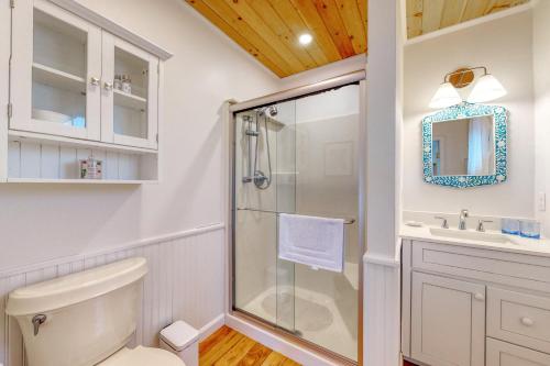 uma casa de banho com um chuveiro, um WC e um lavatório. em Portside em Boothbay Harbor