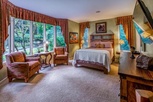 a bedroom with a bed and a table and chairs at Eagles Nest at Big Bear Estates in Waynesville
