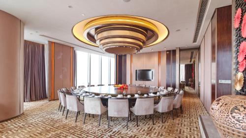 Телевизор и/или развлекательный центр в InterContinental Guangzhou Exhibition Center by IHG - Free shuttle between hotel and Exhibition Center during Canton Fair & Exhibitor registration Counter