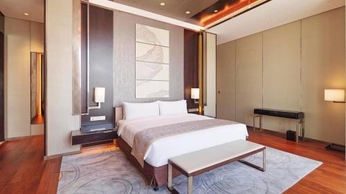 Кровать или кровати в номере InterContinental Guangzhou Exhibition Center by IHG - Free shuttle between hotel and Exhibition Center during Canton Fair & Exhibitor registration Counter