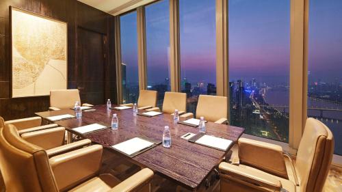 Гостиная зона в InterContinental Guangzhou Exhibition Center by IHG - Free shuttle between hotel and Exhibition Center during Canton Fair & Exhibitor registration Counter