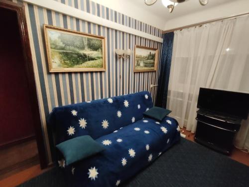 ジェルジンスクにあるУютная 2-х комнатная квартира с мебелью и техникойのリビングルーム(星空の青いソファ付)