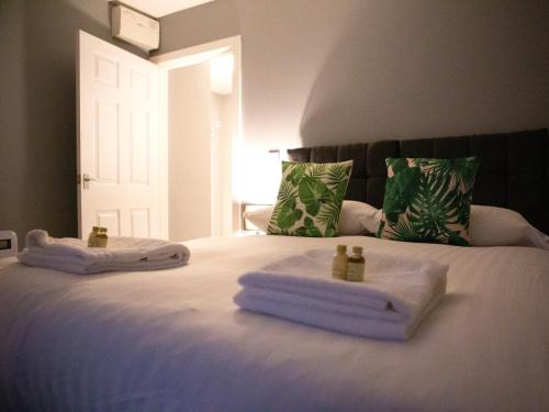 ein Schlafzimmer mit zwei Handtüchern auf dem Bett in der Unterkunft The Cavern Apartment @ Liver House in Rock Ferry