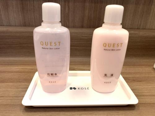 two bottles of moisturizers are sitting on a tray at Hotel Route-Inn Sakurai Ekimae in Sakurai