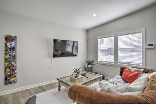 TV a/nebo společenská místnost v ubytování Pet-Friendly Cottage, 3 Blocks to Main St!