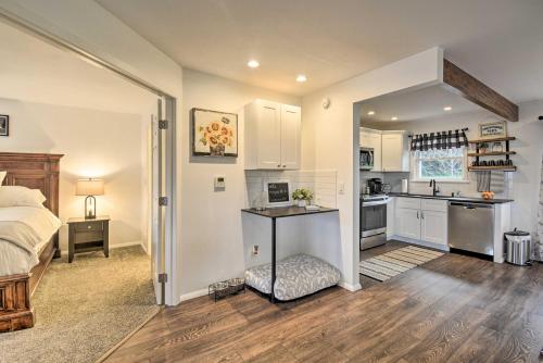 Dapur atau dapur kecil di Updated Port Orchard Home, Walk to Waterfront