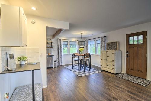 Dapur atau dapur kecil di Updated Port Orchard Home, Walk to Waterfront