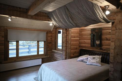 En eller flere senge i et værelse på Spacious house with stunning views and sauna in Amatciems