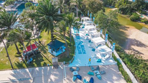Kolam renang di atau dekat dengan Radisson Resort & Spa Hua Hin