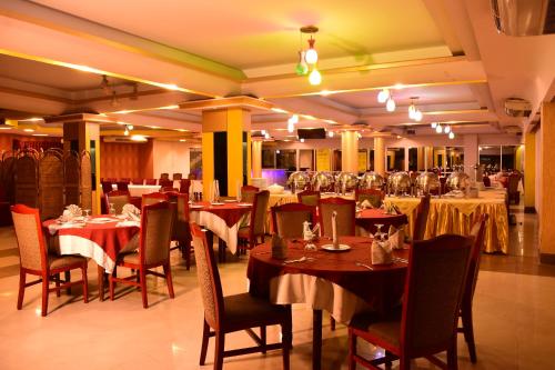 A restaurant or other place to eat at Hotel Metro International
