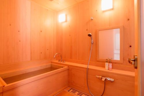 高野山 宿坊 普門院 -Koyasan Shukubo Fumonin- tesisinde bir banyo