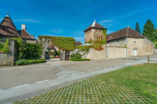 una strada vuota di fronte a un edificio di au château a Miserey-Salines