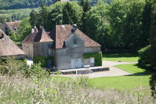 ein altes Steinhaus mit großem Hof in der Unterkunft au château in Miserey-Salines