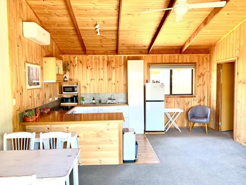 Una cocina con refrigerador y una mesa y sillas. en No43 Studio apartment, en Mount Beauty