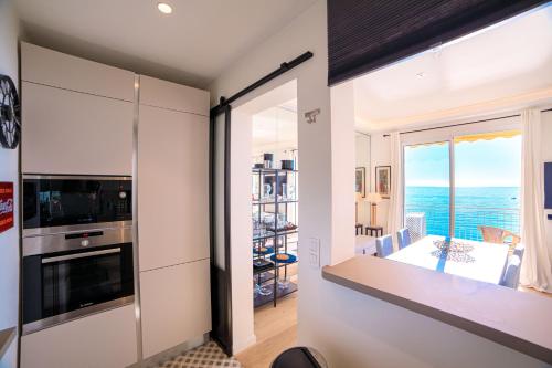 une cuisine avec vue sur l'océan dans l'établissement Magnifique Appartement Sur La Plage Près Du Centre - Palais De La Plage, à Cannes