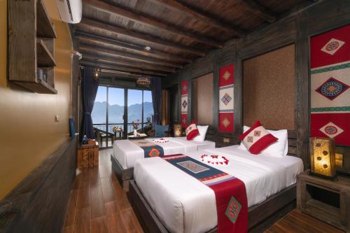 Giường trong phòng chung tại The Mong Village Resort & Spa