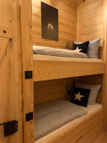 เตียงสองชั้นในห้องที่ Romantikhütte Grafschaft