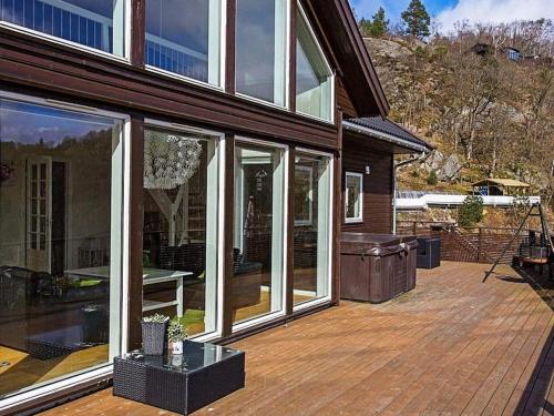 un patio con puertas correderas de cristal en una casa en 10 person holiday home in lyngdal, en Lyngdal