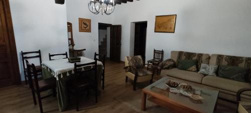 sala de estar con sofá y mesa en Casa Fuente la Calle, en San Martín del Castañar