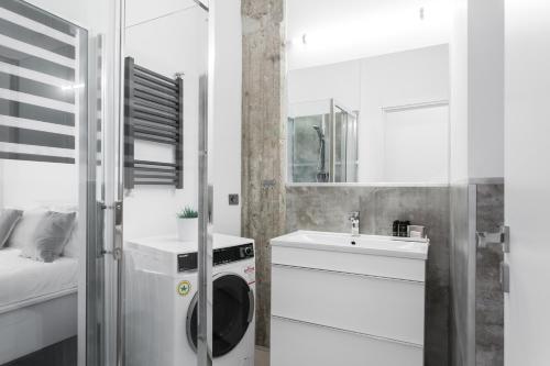 Industrial 1BR Apartment in Ampelokipoi Area by UPSTREET