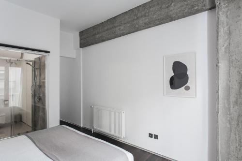 Industrial 1BR Apartment in Ampelokipoi Area by UPSTREET