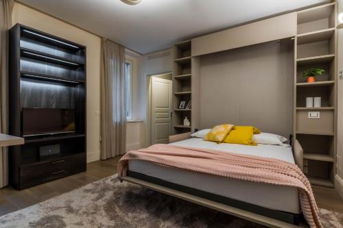 Postel nebo postele na pokoji v ubytování ALTIDO Elegant Studio for 2 near Duomo di Milan