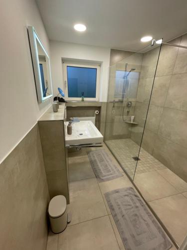 Bilik mandi di Ferienwohnung "Am Wald 2"