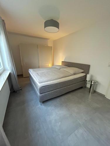 een slaapkamer met een bed in een kamer bij Ferienwohnung "Am Wald 2" in Boppard