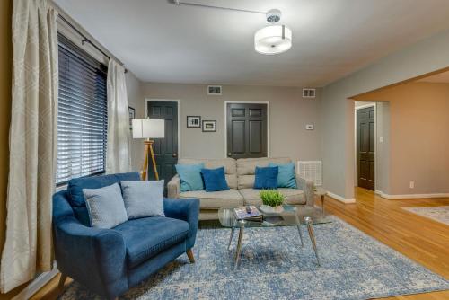een woonkamer met een blauwe stoel en een bank bij Nashville home in the center of it all -107 in Nashville