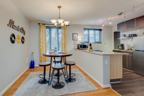 uma cozinha com uma mesa e alguns bancos em Nashville Flat w/View Walkable -207 em Nashville