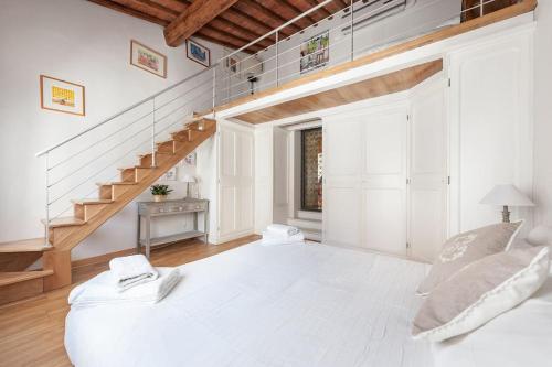 フィレンツェにあるUna Finestra su Firenzeの白いリビングルーム(階段、ソファ付)